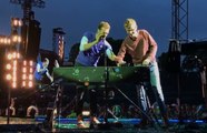 Un jeune musicien demande à monter sur scène pendant le concert de Coldplay