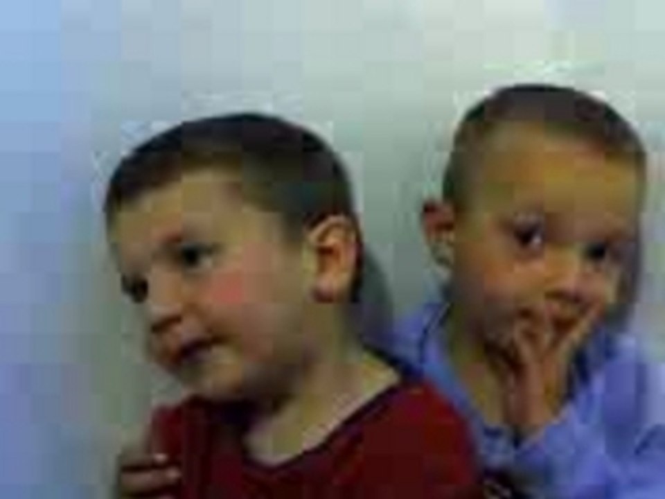 Lucas et Quentin souhaitent la fête des mères