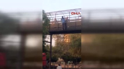 Adana Intihar Için Üst Geçide Çıkan Kişi, Polisin Iknasıyla Indirildi