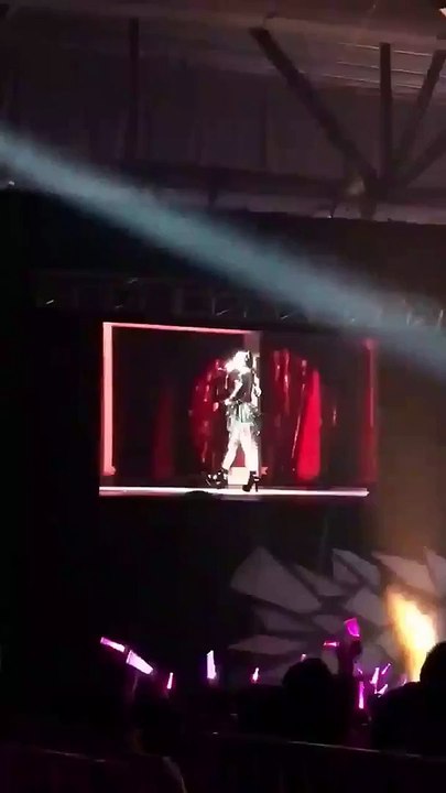 Taeyeon giơ ngón tay giữa trong phần biểu diễn ở concert
