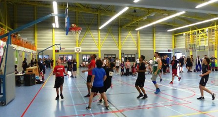 Wethouder Hamerslag  bij viering 50 jarig bestaan basketbalvereniging the Hurricanes / 2017