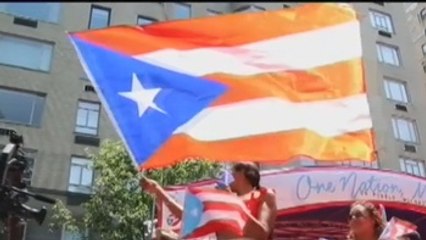 Puertorriqueños acogen a Oscar López en su tradicional desfile nacional en Nueva York