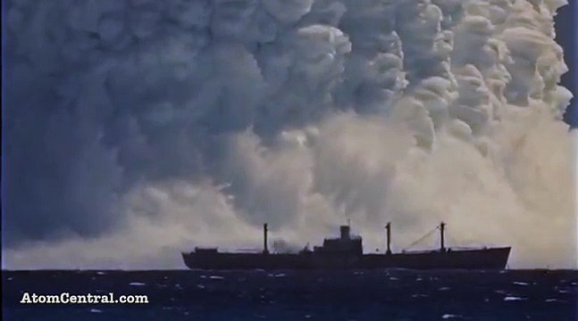 Atom Bombasının Gücü Hint Okyanusunda yapılan atom bombası denemesi Yakında duran dev gemi, patlamanın gücü hakkında fikir veriyor