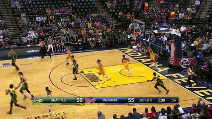 Erica Wheeler fait une démo de dribbles en plein match