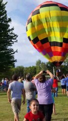 Ce gars est suspendu dans le vide après un accident de montgolfière !