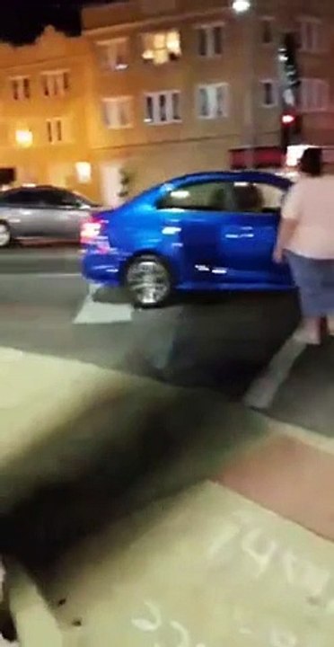 Elle essaie de bloquer une voiture en pleine manif mais va vite le regretter