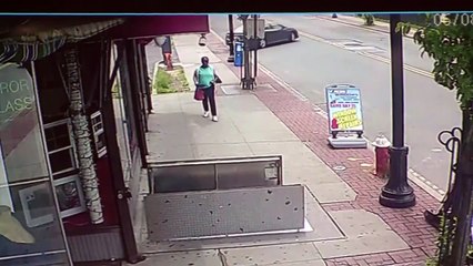 Cette femme ne voit pas le trou devant elle sur le trottoir et c'est le drame