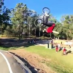 Il saute en vélo et atterrit sur... sa FACE !! FAIL !!