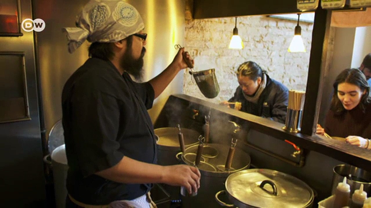 Yosuke sumida serviert tantan-ramen-suppe | dw deutsch