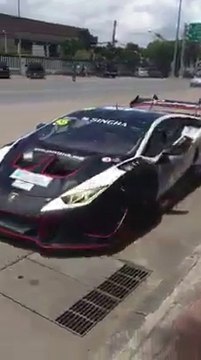 Quand tu viens chercher ta bouffe en voiture de luxe !