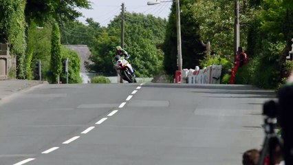 Ce motard se rattrape de justesse en pleine course d'une chute fatale !