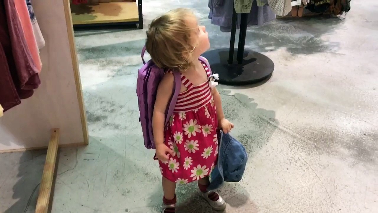 Cette petite danse dans le magasin pendant le shopping de ses parents LOL