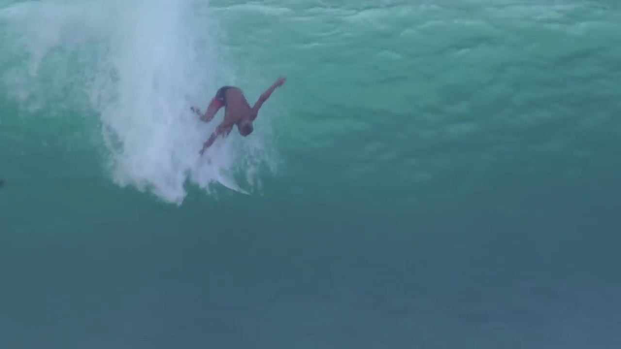 Grosse série de fails en surf sur une vague !