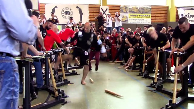 Il casse 65 battes de baseball avec sa jambe !!! Record du monde !