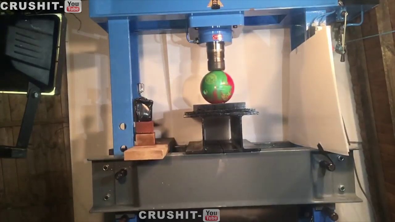 Exploser une boule de Bowling sous presse hydraulique !