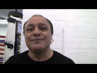 Roberto Duran Drops Fighter Who Posed For A Pic With Him - EsNews
