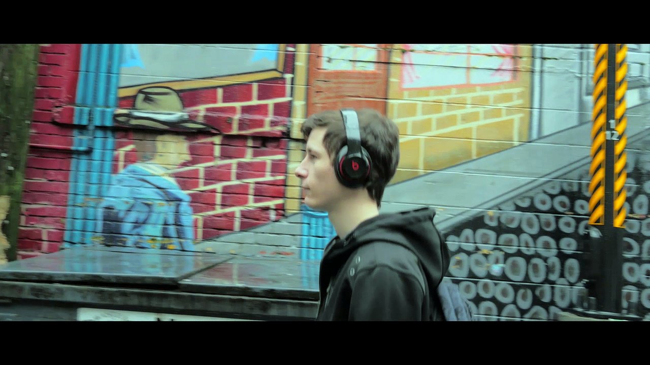 TOUT FINIT PAR DES CHANSONS Sofiane Dahmani, Lou Delbarre  Saint-Étienne (42) film tourné à Vancouver (Canada)