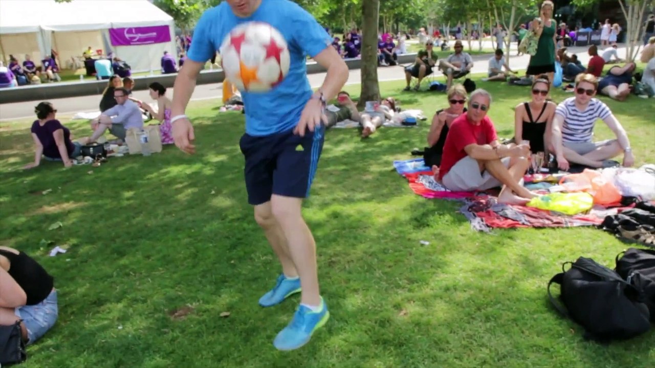 Insane Football skills - World Freestyle champion Andrew Henderson (1080p_25fps_H264-128kbit_AAC)