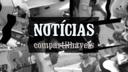 Menino que girar a cabeça em 180 graus