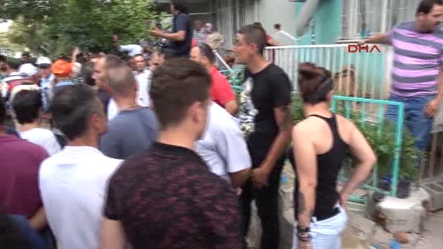 Izmir Öfkeli Kalabalık Binayı Taş Yağmuruna Tuttu