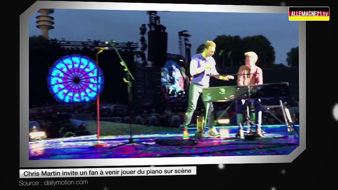 Chris Martin invite un fan à venir jouer du piano sur scène