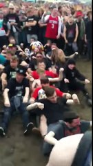 Des hommes ses mettent à ramer durant un concert du Download Festival