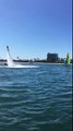 Un homme en flyboard aide à redresser un catamaran chaviré (Californie)