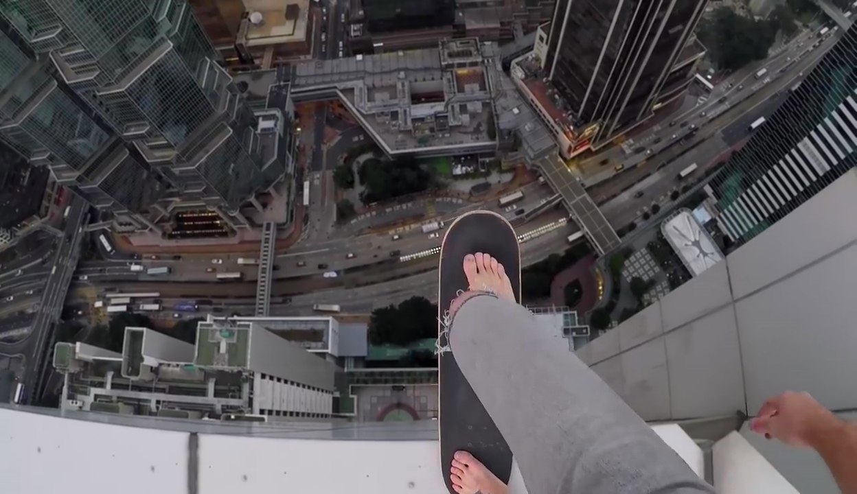 Il s'amuse au sommet d'un gratte-ciel à Hong-Kong