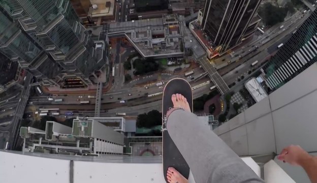 Il s'amuse au sommet d'un gratte-ciel à Hong-Kong