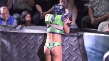 Football US : une joueuse sexy met sa tête dans les seins d'une spectatrice (vidéo)