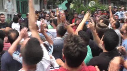 Öfkeli Kalabalık Binayı Taş Yağmuruna Tuttu 5