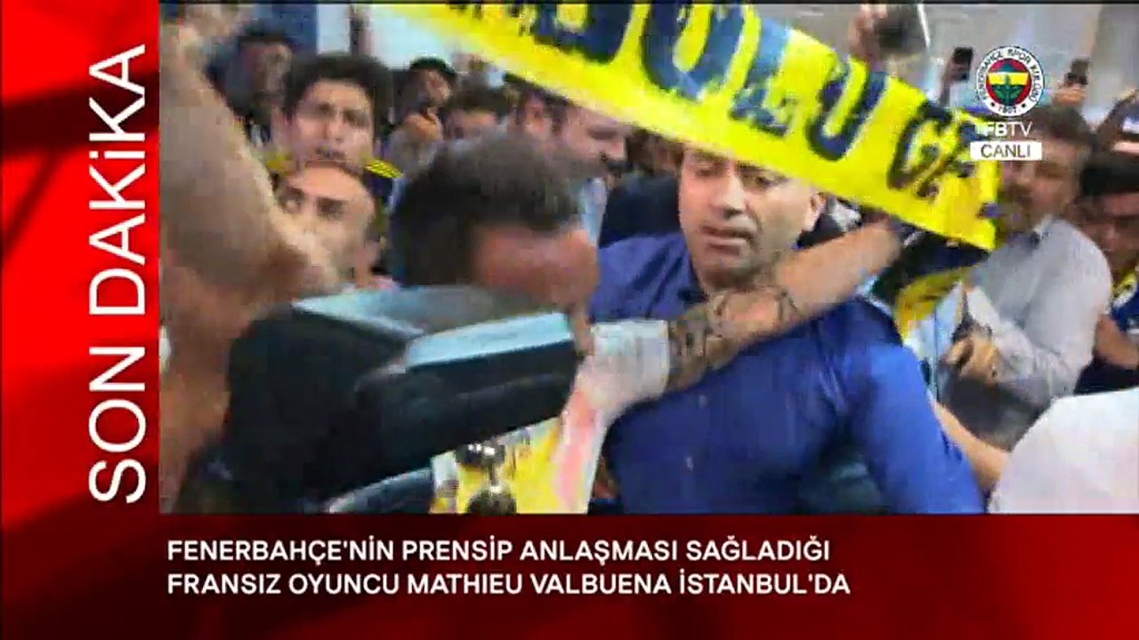 Mathieu Valbuena'yı havaalanında taraftarlar coşkuyla karşıladı.