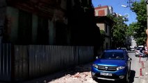 Ege Denizi'ndeki Deprem - Metruk Binanın Duvarı Yıkıldı