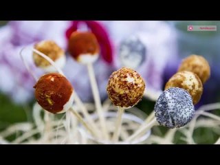 Oeufs de caille décorés avec des épices pour l'apéritif de Pâques