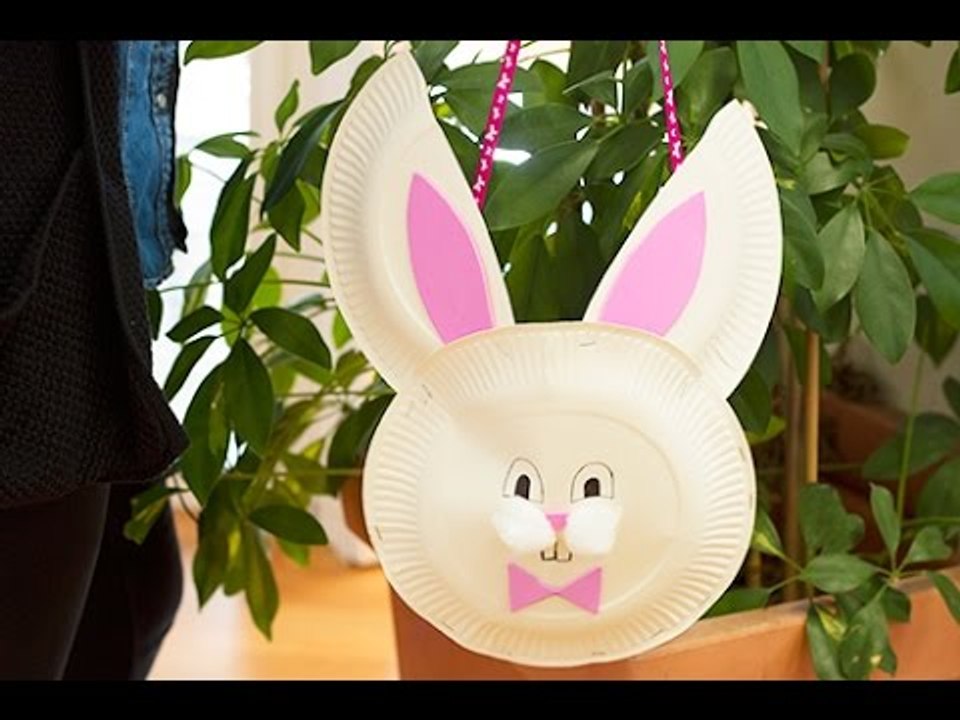 Bricolage de Pâques DIY : panier lapin pour la chasse aux oeufs.