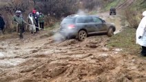 Toyota Land Cruiser 200 vs WV Touareg OFF Road Battle 2015