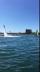 Un homme en flyboard aide à redresser un catamaran chaviré (Californie)