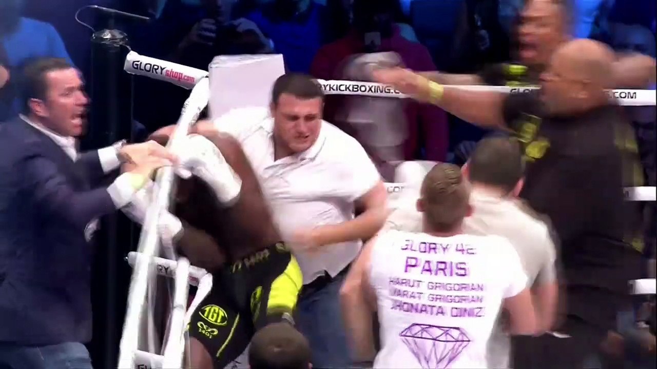 Un kickboxer se fait attaquer par des fans après un coup pas très fair-play