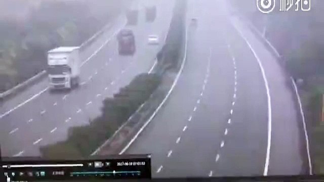 Un crash de deux camions à contresens sur une autoroute