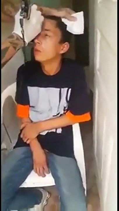 Adolescente foi apanhado a roubar e proprietário de um estúdio de tatuagens tatu