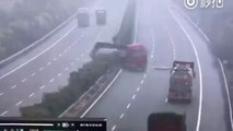 Un routier perd le contrôle de son camion sur l'autoroute.
