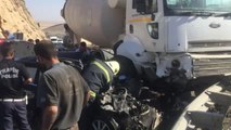 Yolcu Minibüsü, Beton Mikseri ve Otomobilin Karıştığı Kaza: 2 Ölü 13 Yaralı (2)