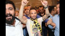 Mathieu Valbuena accueilli comme un roi par les supporters de Fenerbahce ! (Vidéo)