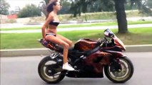 Ecco l'eccezionale ragazza che fa acrobazie in bikini sulla sua moto: fantastica!