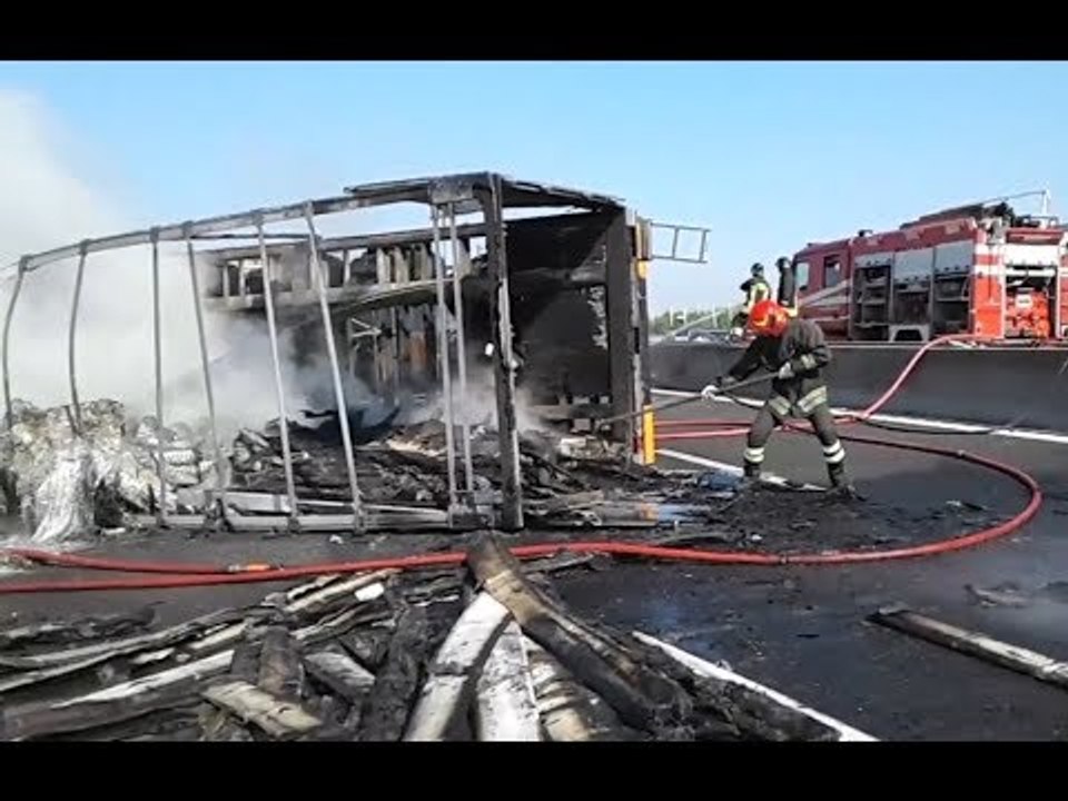 Imola (BO) - Scontro tra due camion su A14, un morto carbonizzato (12.06.17)
