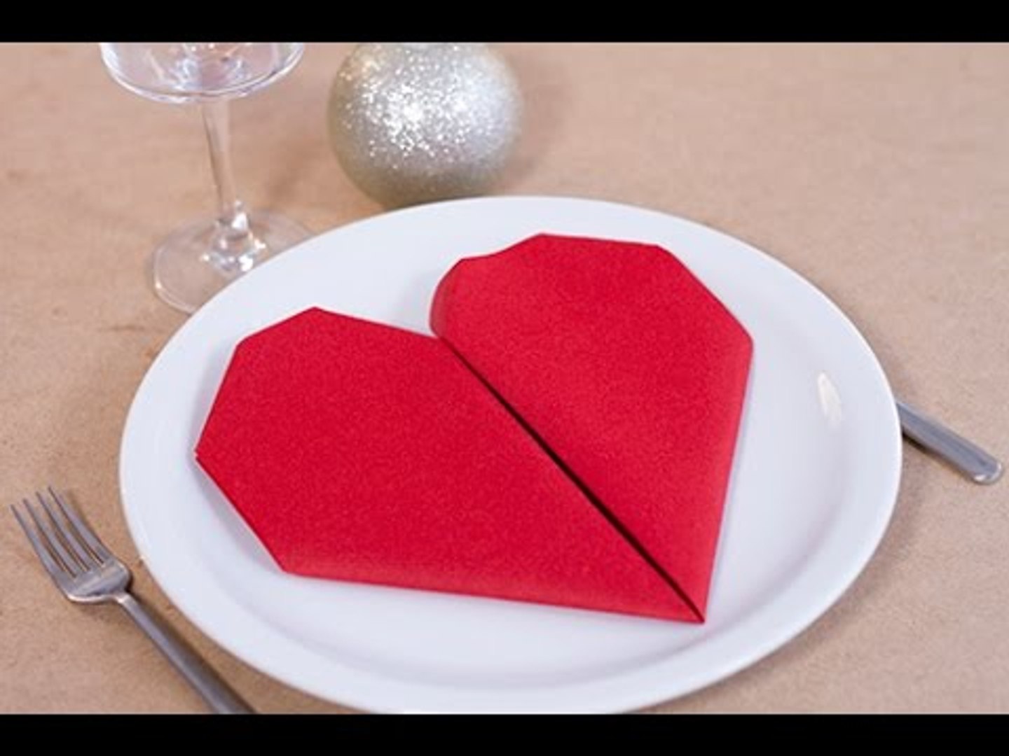 Pliage De Serviette St Valentin DIY Saint-Valentin : Pliage de serviette en forme de coeur - Vidéo  Dailymotion