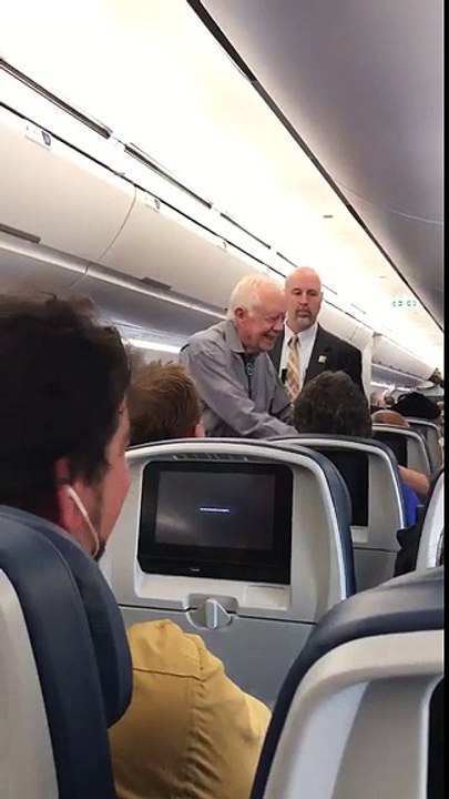 L'ancien président Carter serre les mains de chacun des dizaines de passagers de son vol