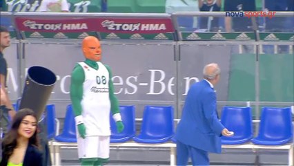 Ο Θανάσης Γιαννακόπουλος πέταξε το μετάλλιο του στον κόσμο του Παναθηναϊκού- 12.06.2017