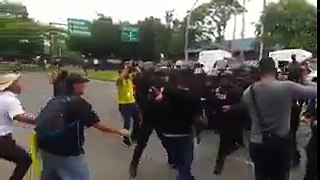 Panamá: Universitarios se enfrentan a unidades antidisturbio en protesta contra el Decreto 130 (1/2)