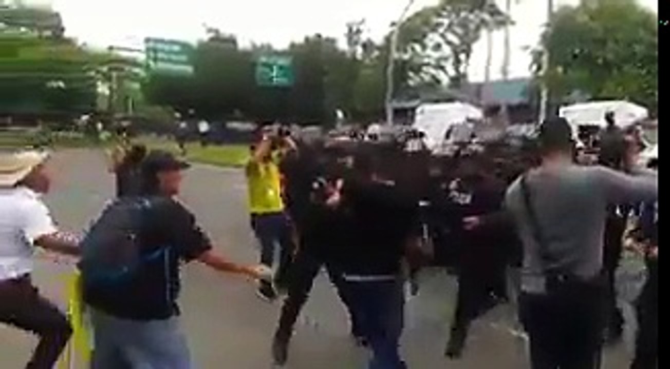 Panamá: Universitarios se enfrentan a unidades antidisturbio en protesta contra el Decreto 130 (1/2)
